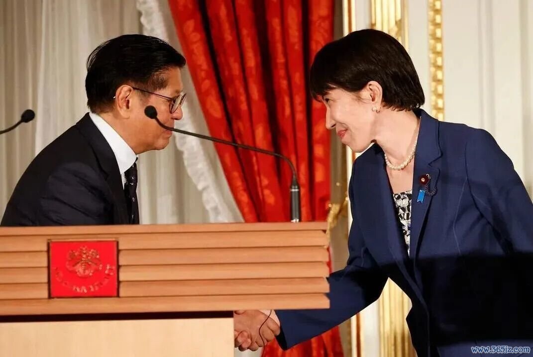 日本首相高市早苗(右)与菲律宾总统马科斯持手合影。图源:外媒
